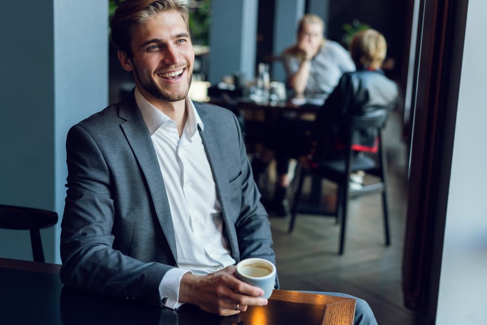 Unternehmensberater bespricht Personallösungen in Hamburg