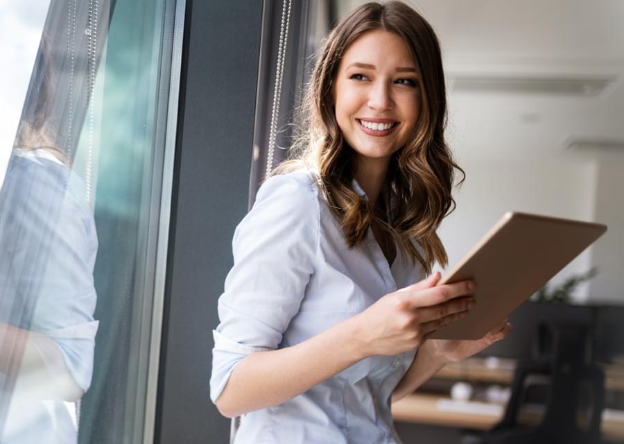 Bewerberin nutzt Tablet für die Jobsuche bei upgrade4you